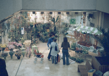 803737 Afbeelding van de bloemenwinkel van H.C. Salet (Boven Clarenburg 4) in het kantoor- en winkelcentrum Hoog ...